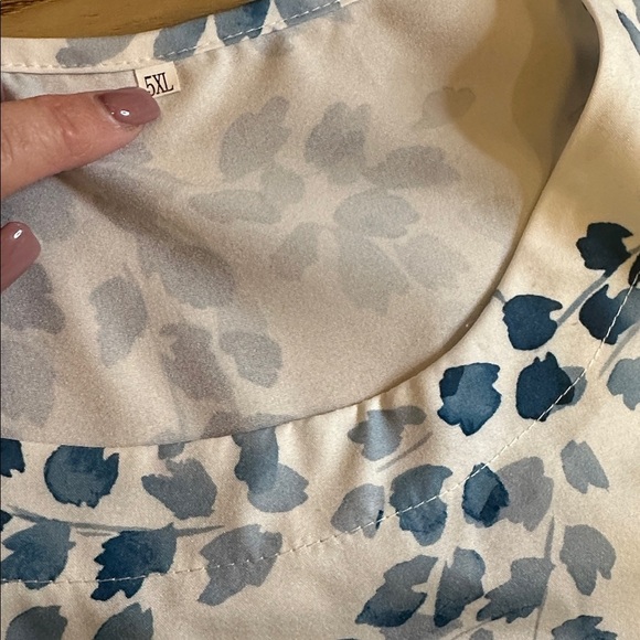 No Brand Plus Size Top Blue and White Floral Short SLeeve 5XL - Picture 2 of 4
